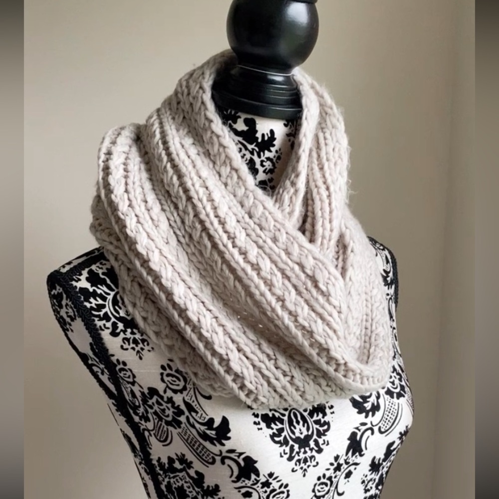 American Eagle knitted scarf